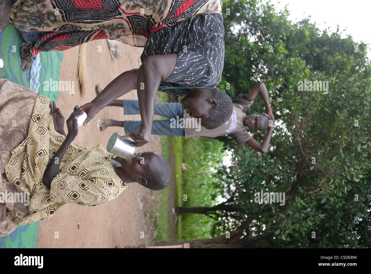 UGANDA opera di Comboni Samaritani, Gulu. Visita Atoo Alice, 48, i malati di AIDS e soffre di depressione... Foto Stock