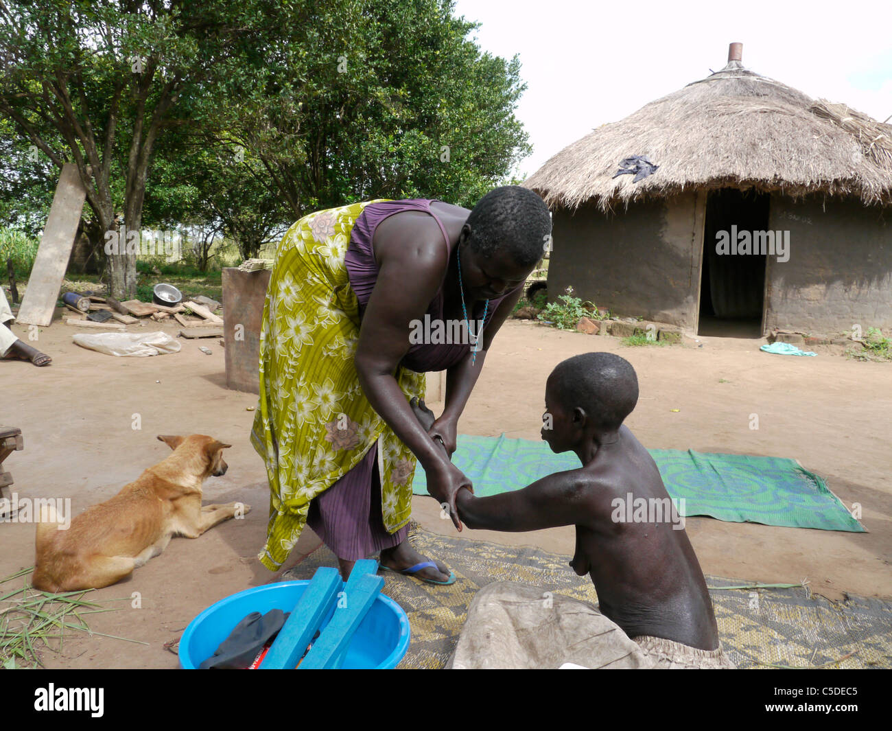 UGANDA opera di Comboni Samaritani, Gulu. Visita Atoo Alice, 48, i malati di AIDS e soffre di depressione... Foto Stock