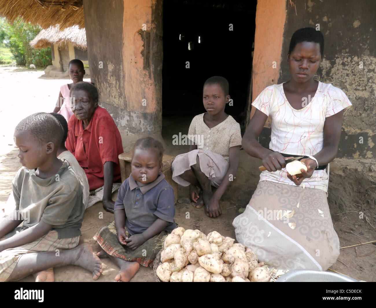 UGANDA opera di Comboni Samaritani, Gulu. La visita di un bambino intitolata la famiglia. Aromorach Sharon è la più antica e la ragazza sembra dopo Foto Stock
