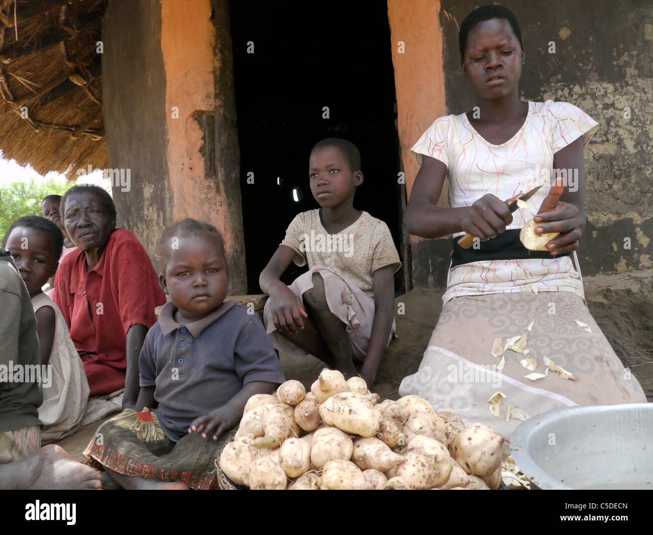 UGANDA opera di Comboni Samaritani, Gulu. La visita di un bambino intitolata la famiglia. Aromorach Sharon è la più antica ragazza... Foto Stock