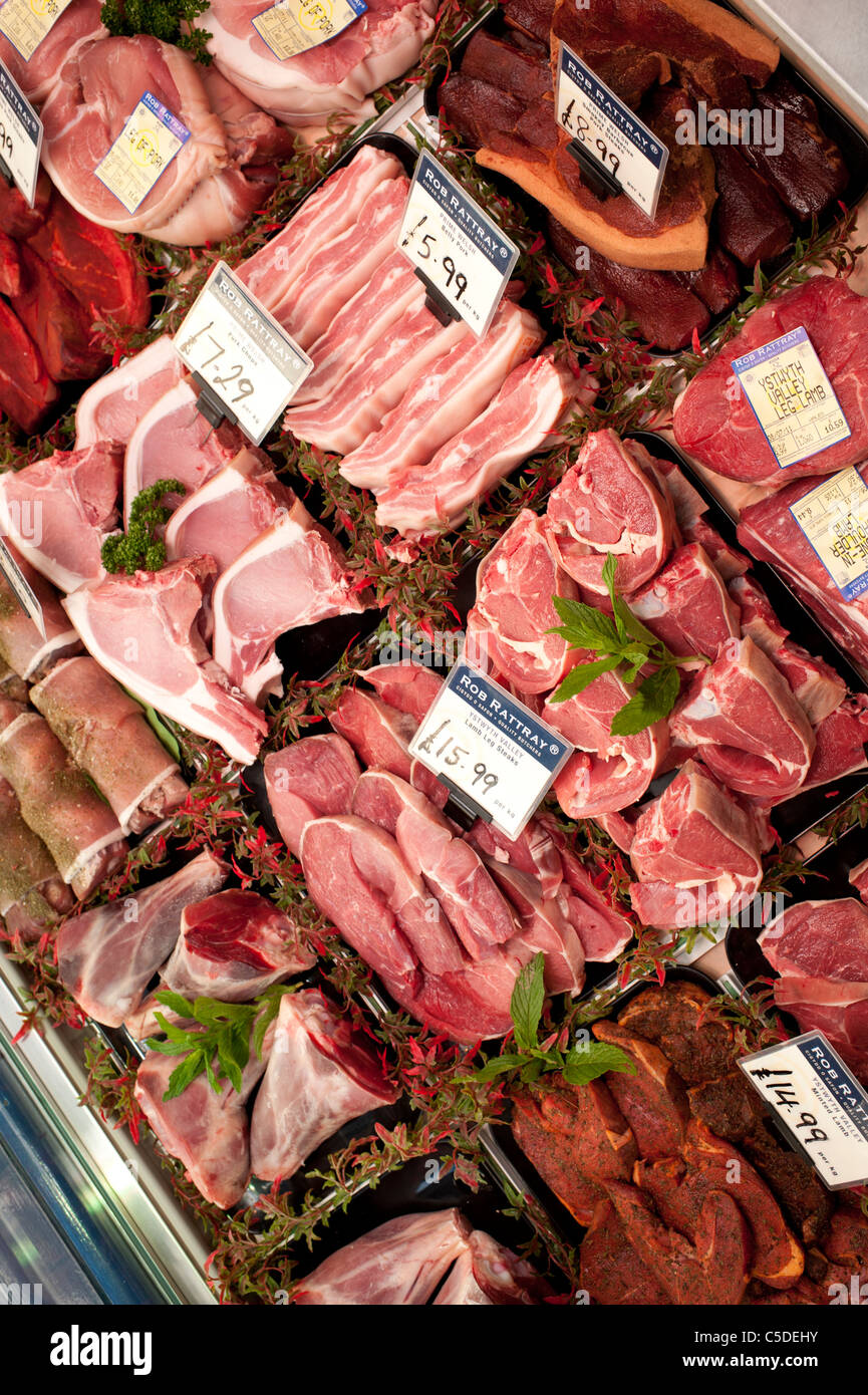 Vari tagli e giunti di carni carni locali in vendita a Rob Rattray è indipendente dalla piccola macelleria, Aberystwyth Wales UK. Foto Stock