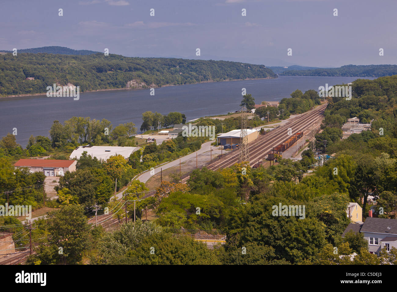 POUGHKEEPSIE, NEW YORK, Stati Uniti d'America - i binari della ferrovia lungo il fiume Hudson, vicino la passerella su Hudson parco dello stato. Foto Stock