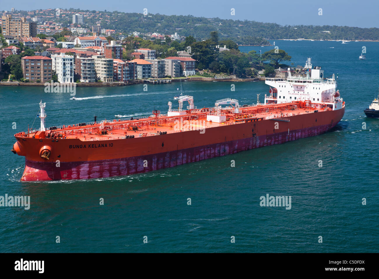 Una gigantesca petroliera passando davanti al palazzo del governo nel porto di Sydney Foto Stock
