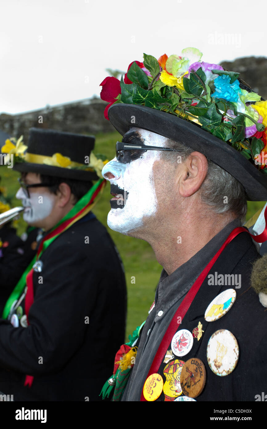 Morris ballerini, dettagli e persone eseguendo al castello di Tutbury Weekend di danza Derbyshire, Regno Unito Foto Stock