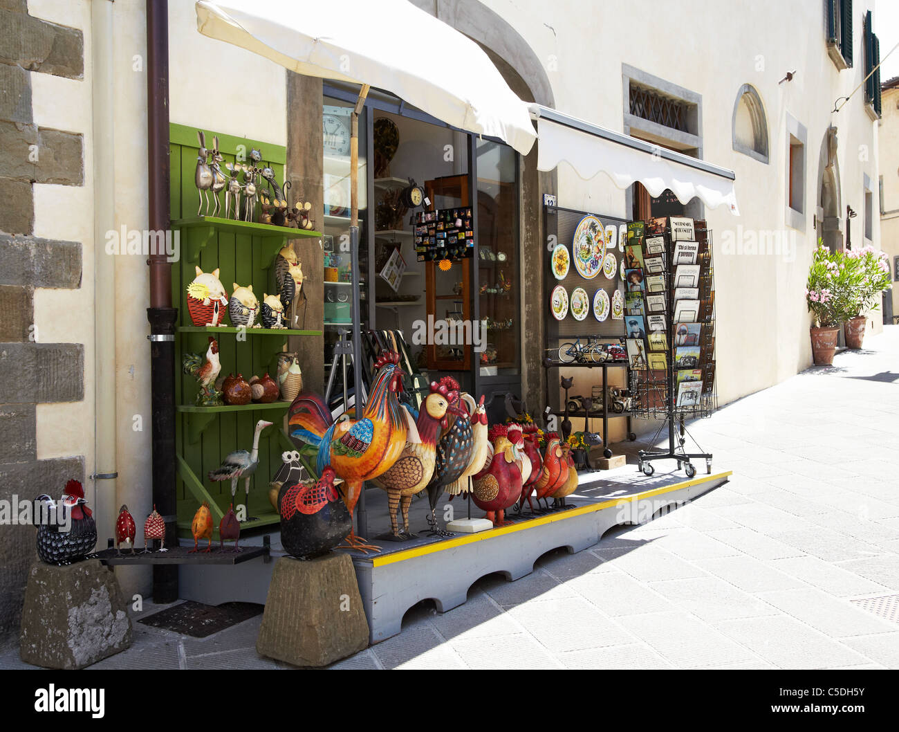 Modello galletti (simbolo del Chianti) e altri doni per la vendita nel territorio di Radda in Chianti, Toscana, Italia Foto Stock