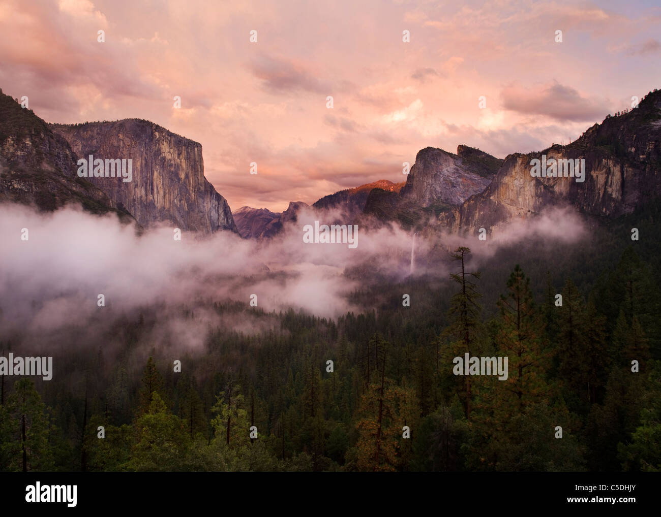 La nebbia la laminazione in Yosemite Valley quando scende la notte Foto Stock