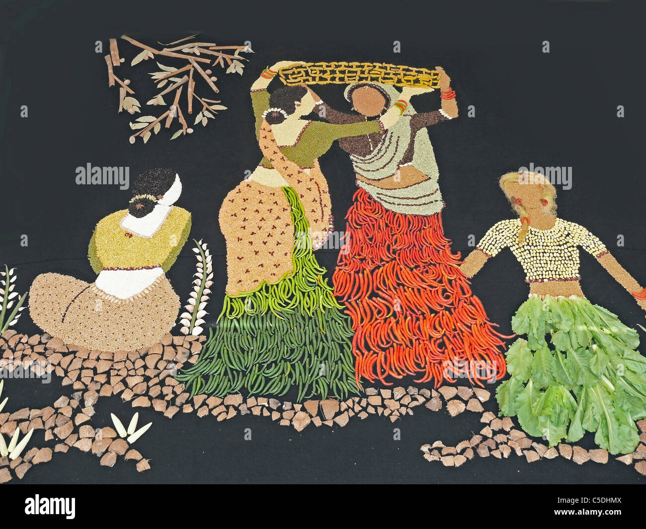 Rangoli di due donne che lavorano realizzato utilizzando spezie e verdure, Maharashtra, India Foto Stock