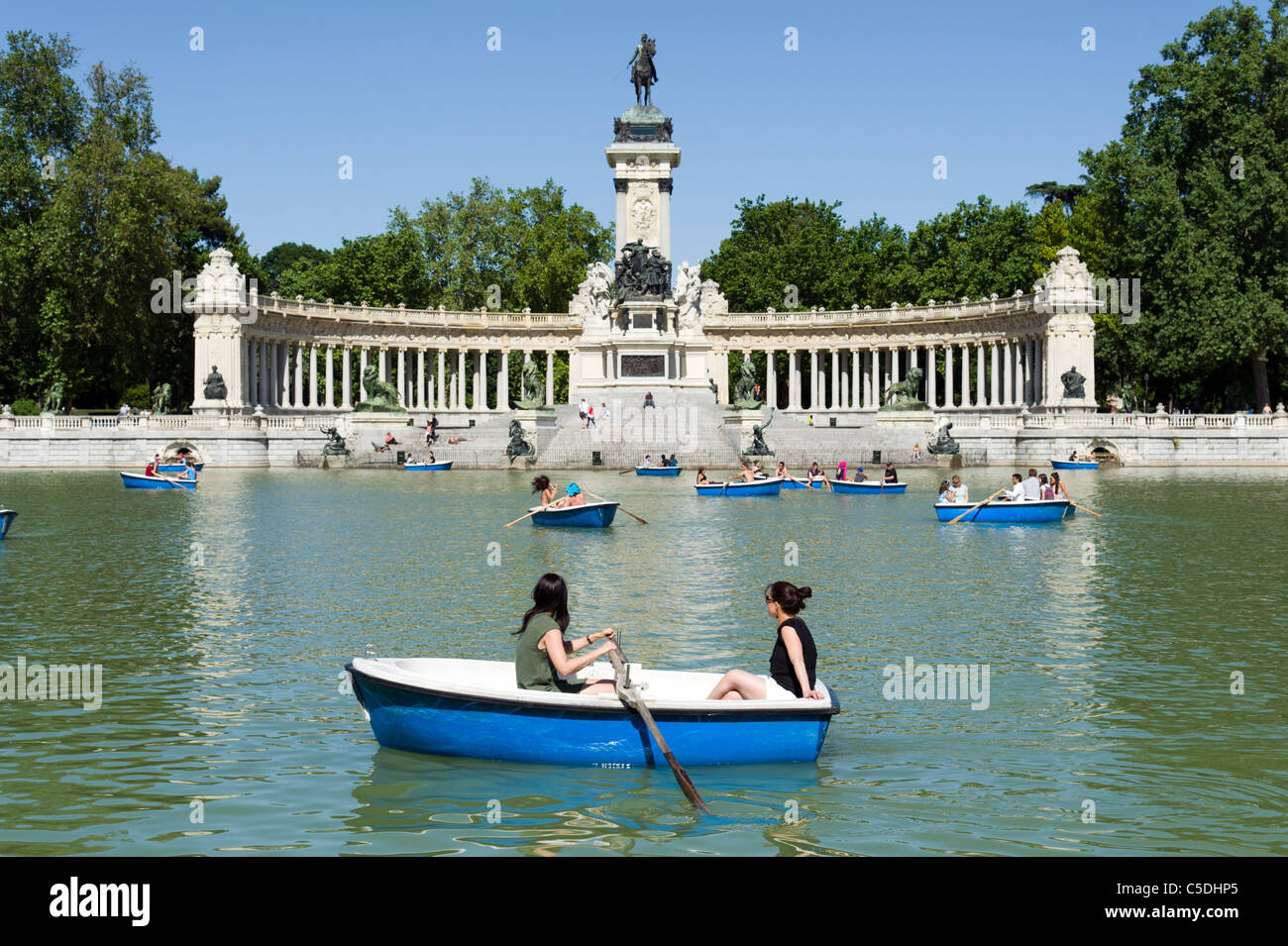Gite in barca sul lago al Parco del Retiro di Madrid, Spagna Foto Stock