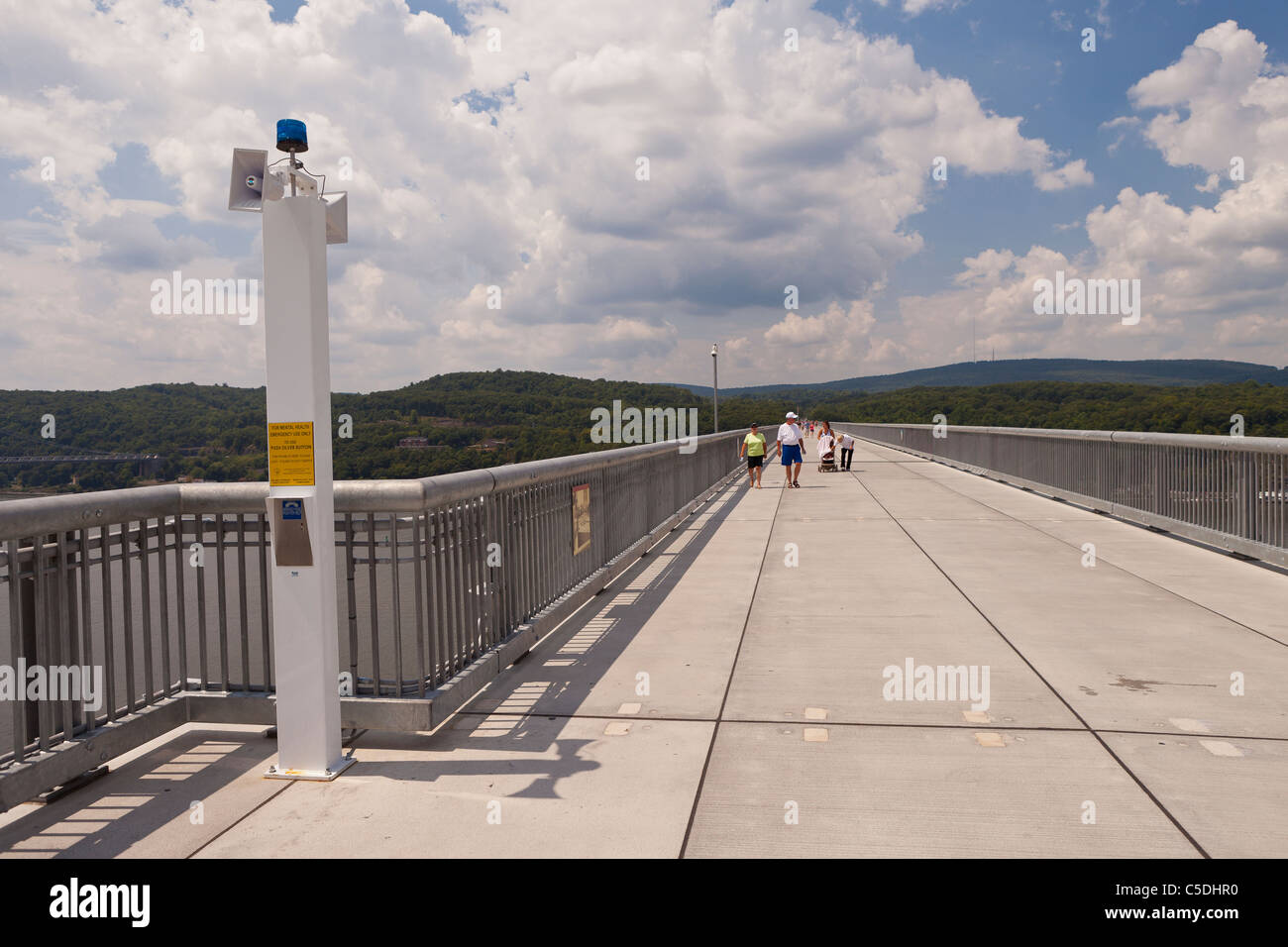 POUGHKEEPSIE, New York, USA - La Salute Mentale telefono di emergenza torre, sul ponte, marciapiede su Hudson parco dello stato. Foto Stock