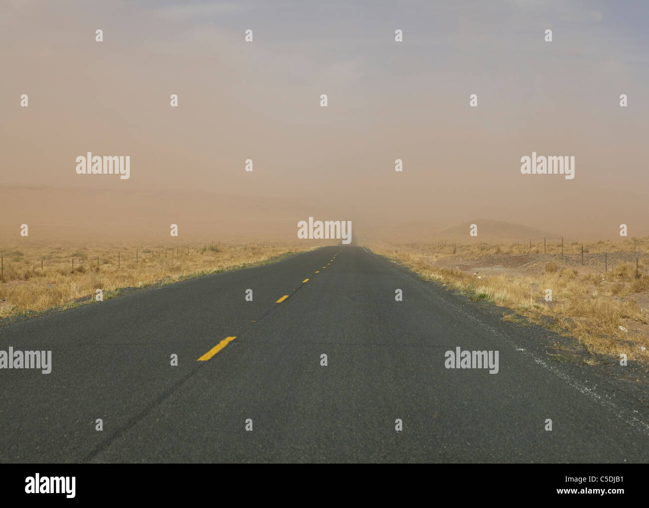 Una tempesta di sabbia soffia su una autostrada nel deserto della California - USA Foto Stock