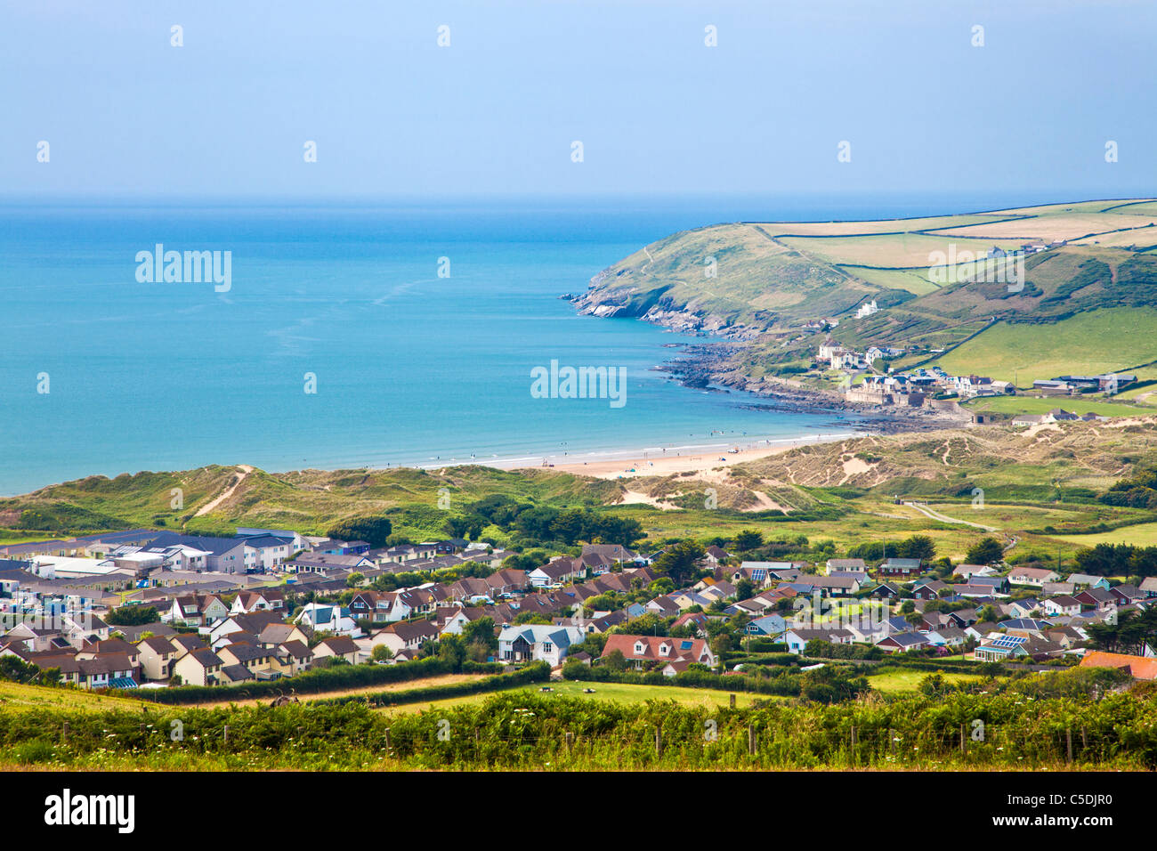 Vista sul villaggio Croyde e baia verso il punto di larghi, North Devon, Inghilterra, Regno Unito Foto Stock