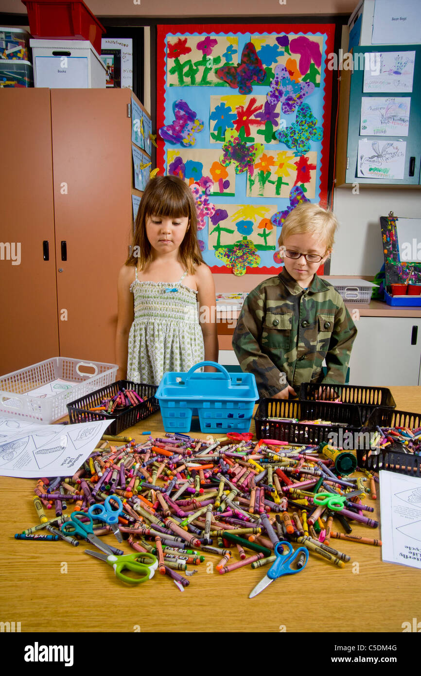 Asilo nido i bambini di San Clemente CA contemplare un tavolo pieno di  oggetti di classe inclusi matite colorate e fogli di lavoro Foto stock -  Alamy