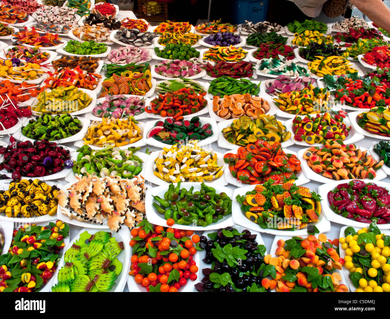 Decorative colorate magneti da frigorifero progettato per assomigliare frutto sono in vendita presso la fiera di strada di New York City. Foto Stock