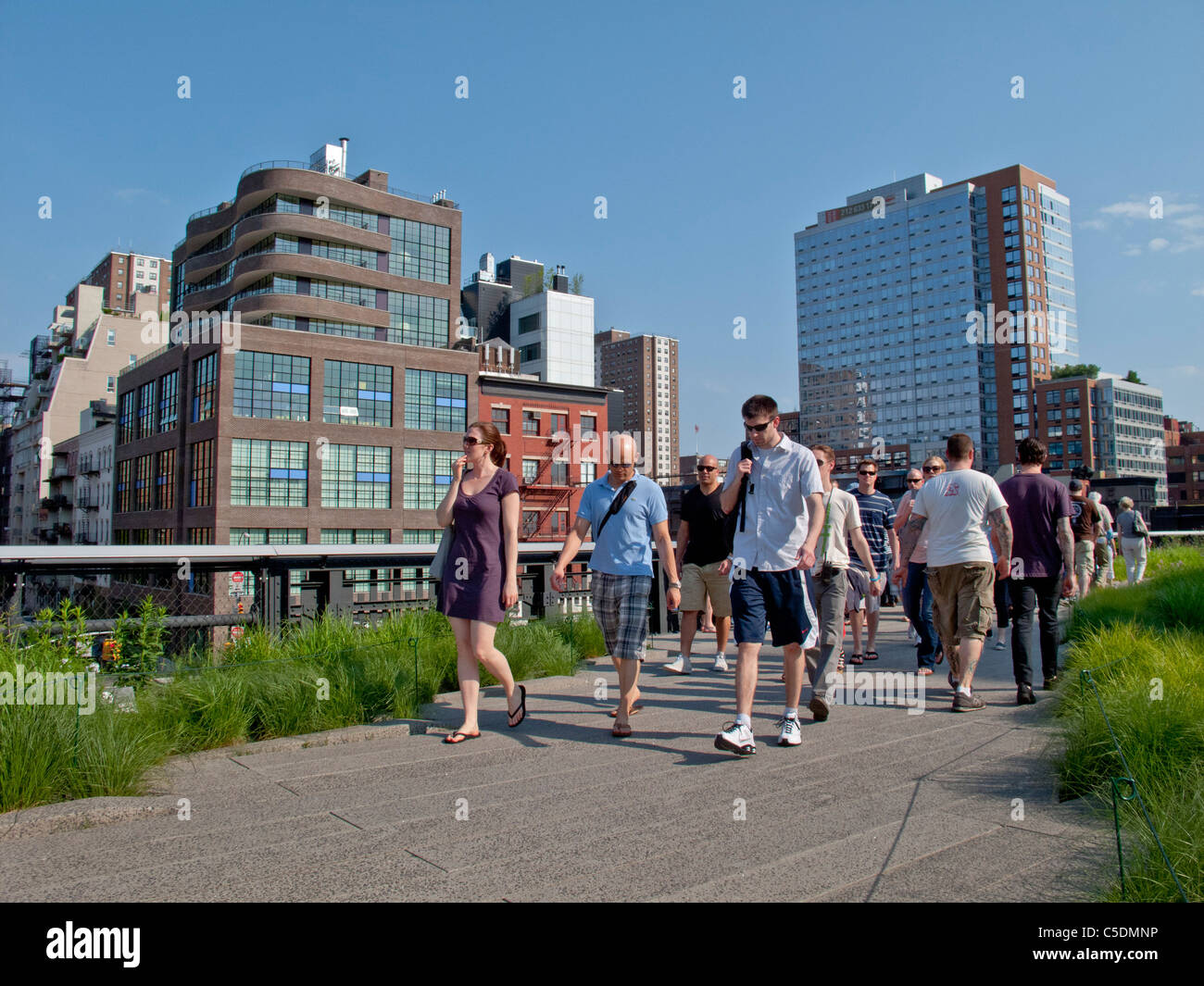 Persone passeggiare sulla linea alta, a 1 miglio di New York City Park su una sezione di ex ferrovia sopraelevata lungo la parte inferiore lato ovest. Foto Stock