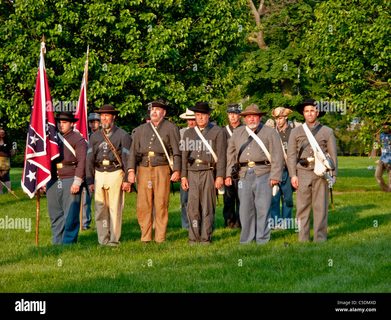 La guerra civile reenactors indossano uniformi di periodo di soddisfare al cimitero Green-Wood a Brooklyn, New York, per commemorare il Memorial Day. Foto Stock