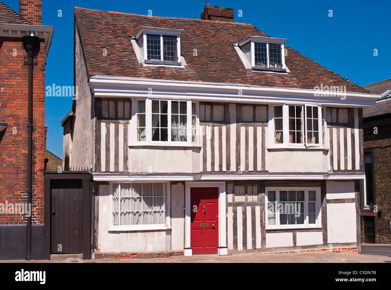 FAVERSHAM, KENT, Regno Unito - 26 GIUGNO 2011: Graziosa casa a graticcio in Court Street Foto Stock