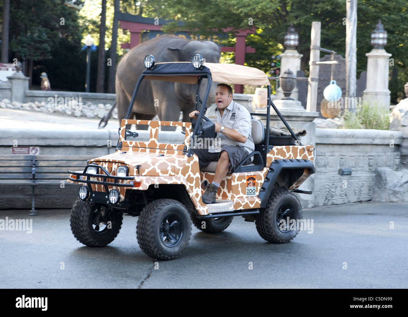 ZOOKEEPER 2011 rotto strada/Columbia film con Kevin James Foto Stock