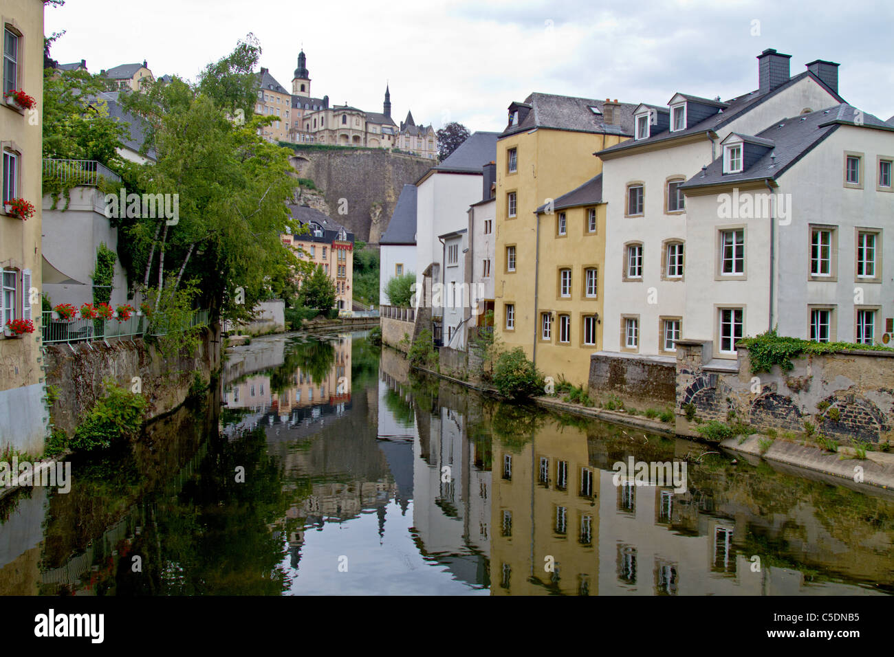 Vecchie case vicino Alzette canal, Lussemburgo Foto Stock