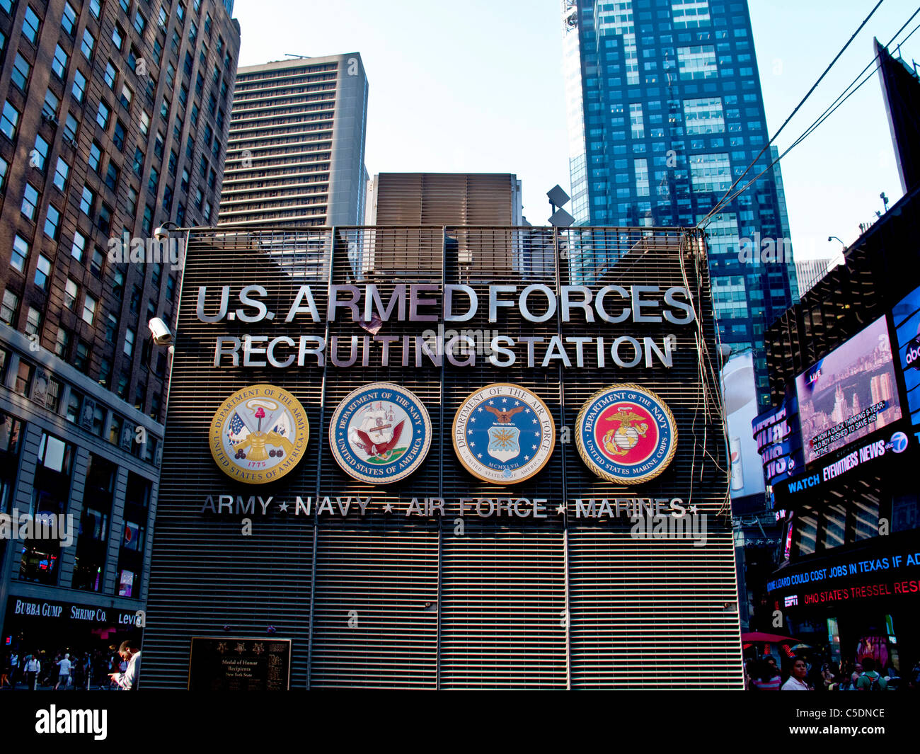 Tutti i servizi sono rappresentati presso la trafficata reclutamento militare dalla stazione di Times Square e Midtown Manhattan, a New York City. Foto Stock