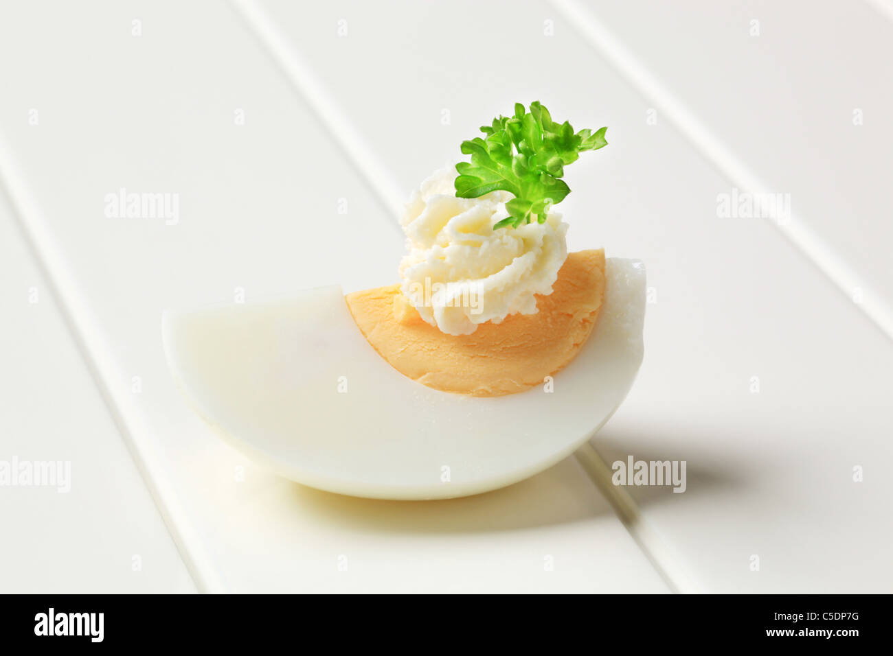 Uova sode e rabboccato con diffusione e prezzemolo Foto Stock