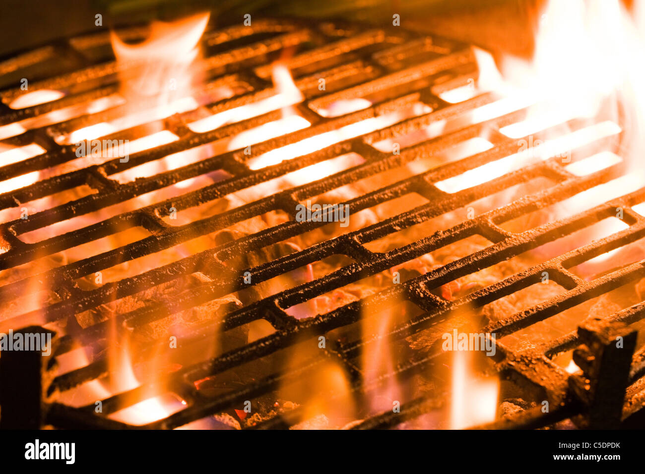 Primo piano di carboni ardenti sotto un barbecue grill Foto Stock