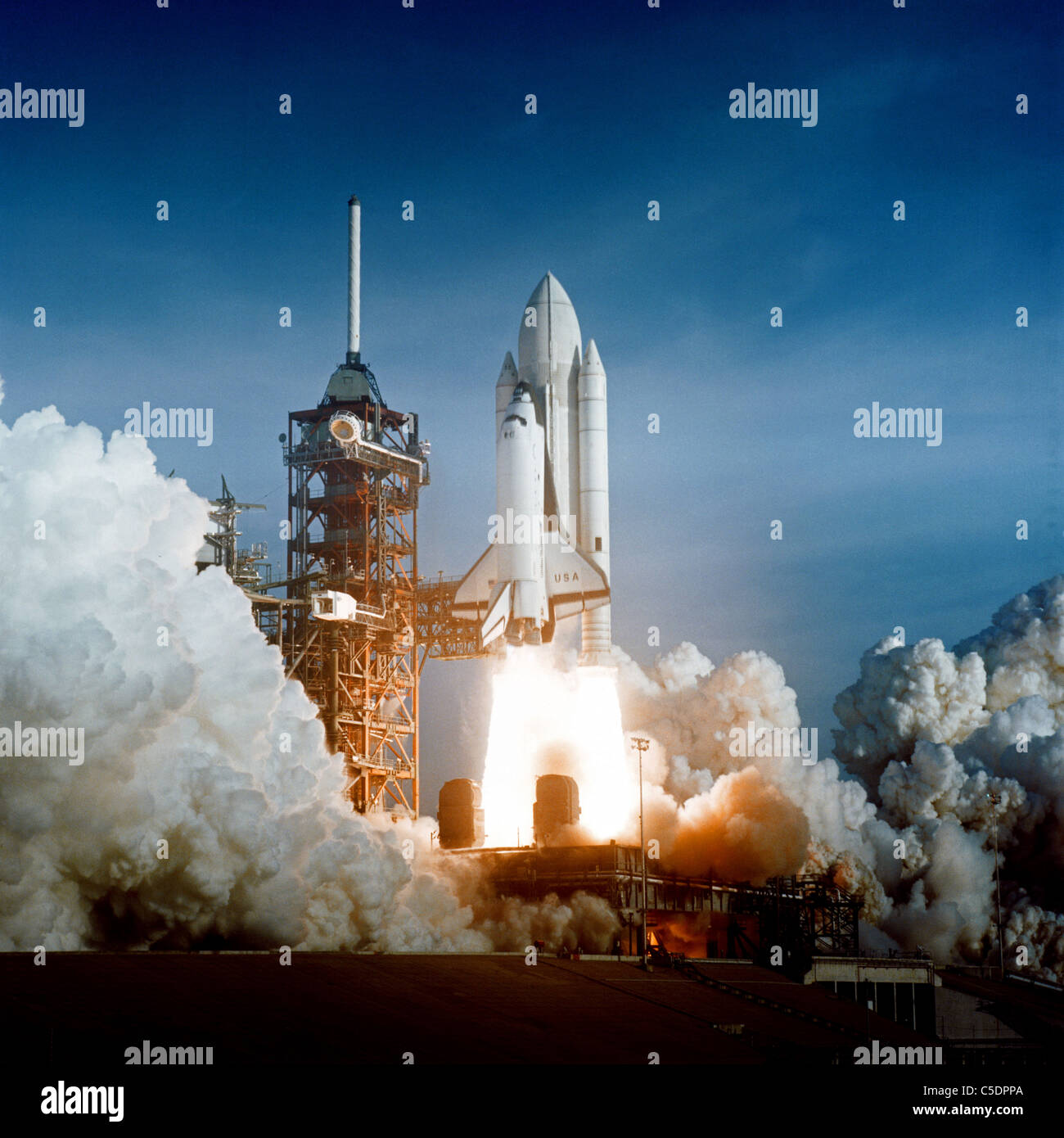 Space Shuttle Columbia di blasti off sul primo space shuttle missione STS-1 Foto Stock