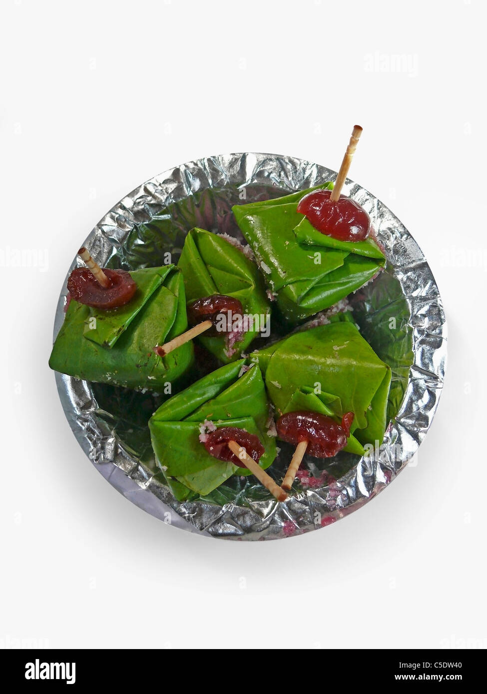 Betel Quid, Gulkand in betel foglie, Paan preparativi di Pune, Maharashtra, India Foto Stock