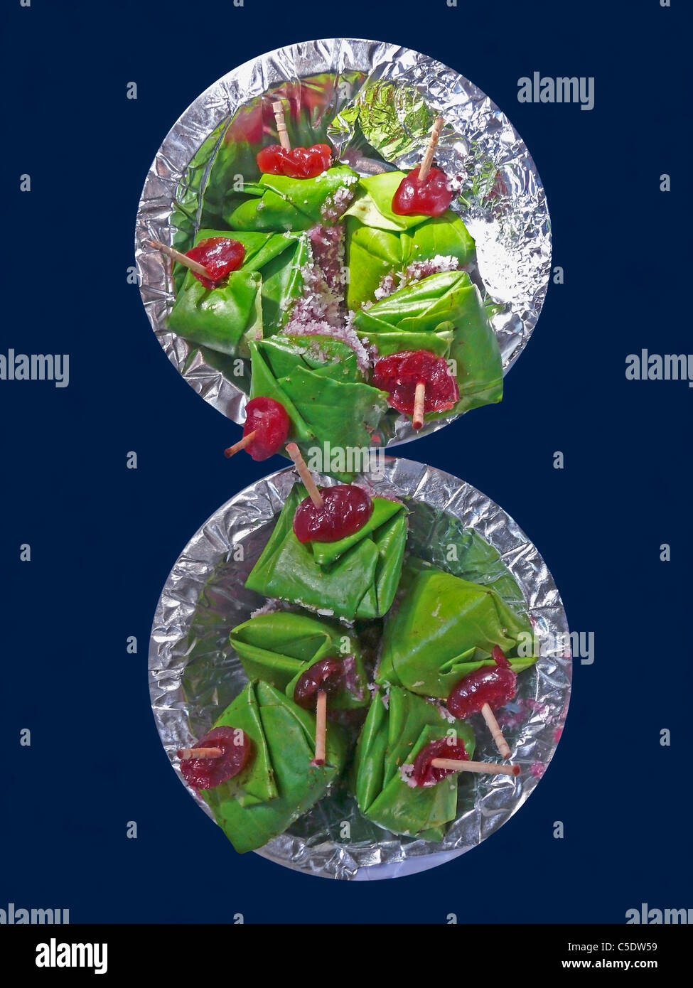 Betel Quid, Gulkand in betel foglie, Paan preparativi di Pune, Maharashtra, India Foto Stock