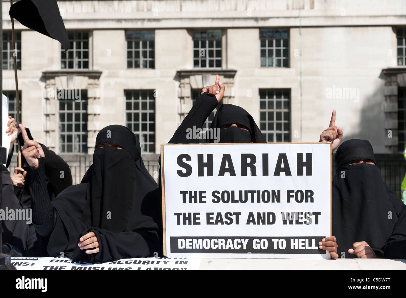 Donne islamiche estremiste fondamentaliste che indossano il niqab dimostrando per la legge Shariah a Londra, Regno Unito Foto Stock