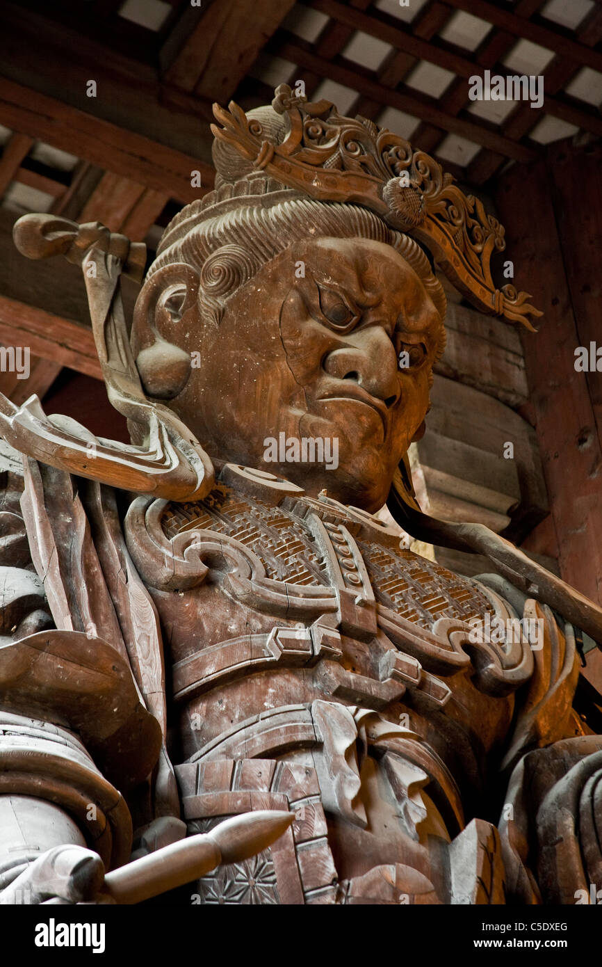 Kaidan ghost custode oltre il Buddha daibutsu al Tempio di Todai-ji di Nara, Giappone. Foto Stock