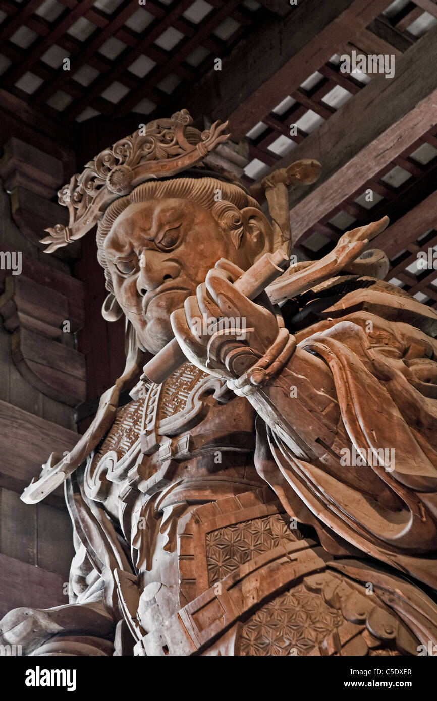 Kaidan ghost custode oltre il Buddha daibutsu al Tempio di Todai-ji di Nara, Giappone. Foto Stock