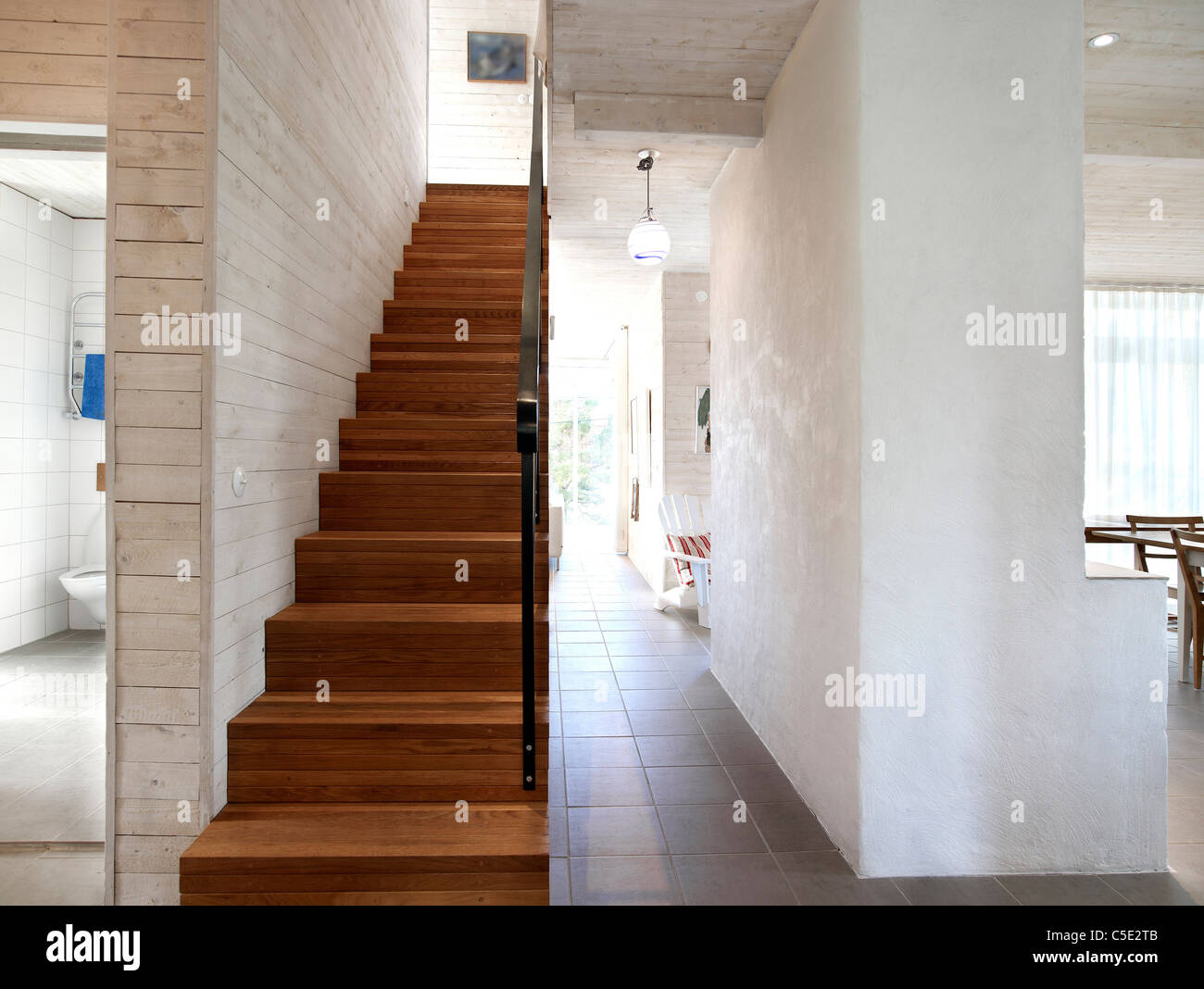 Vista della scala in legno al primo piano in un appartamento Foto Stock