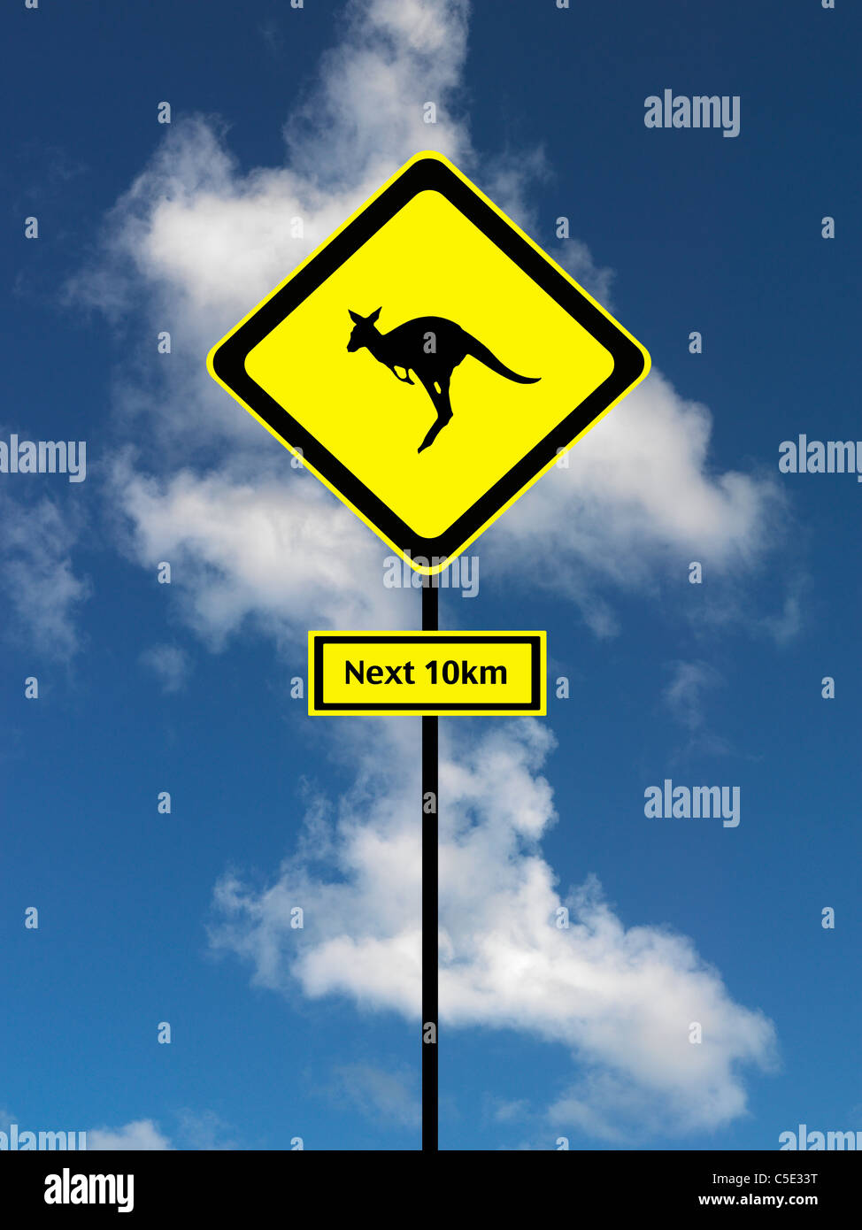 Un cartello stradale isolato contro un cielo blu Foto Stock