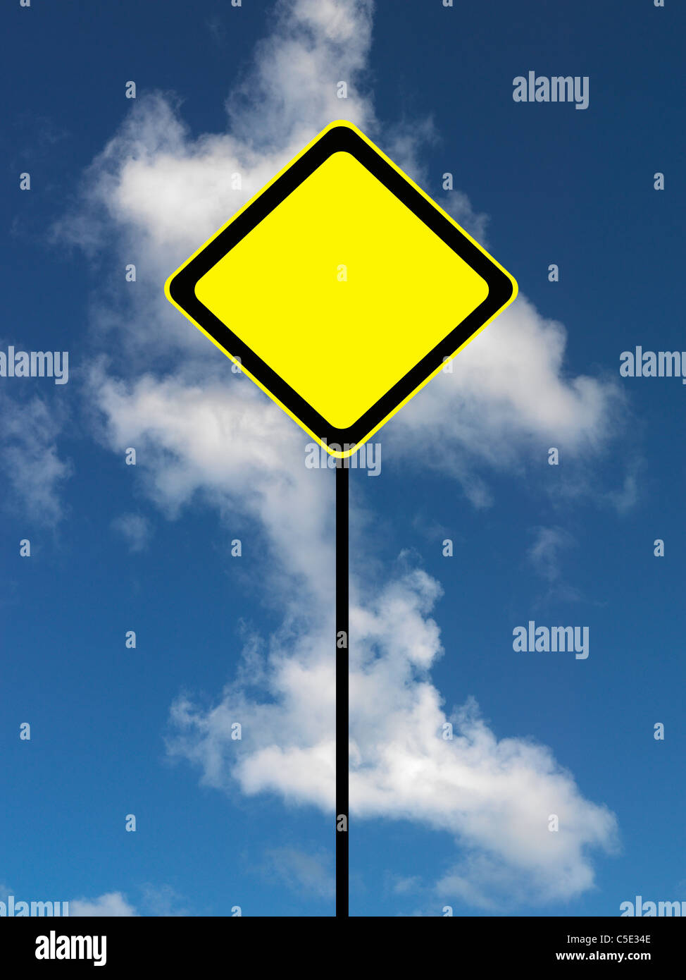Un cartello stradale isolato contro un cielo blu Foto Stock