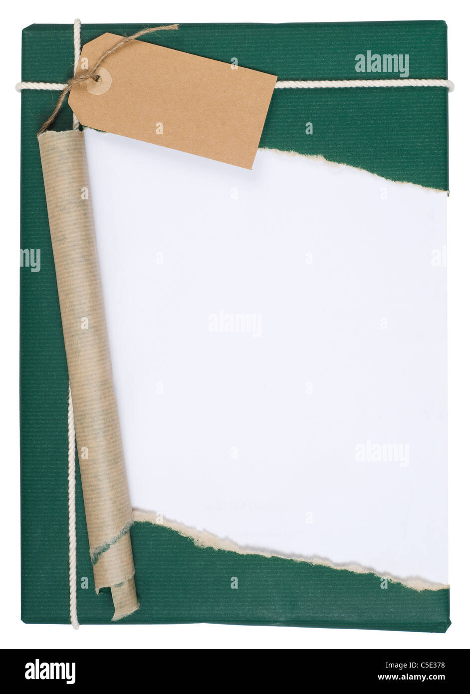 Close-up di un dono avvolto con verde strappata la carta di avvolgimento contro uno sfondo bianco Foto Stock