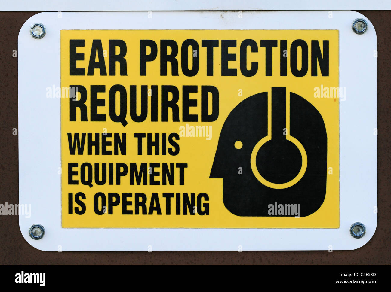 Protezione delle orecchie segno richiesto postato su una porta Foto Stock