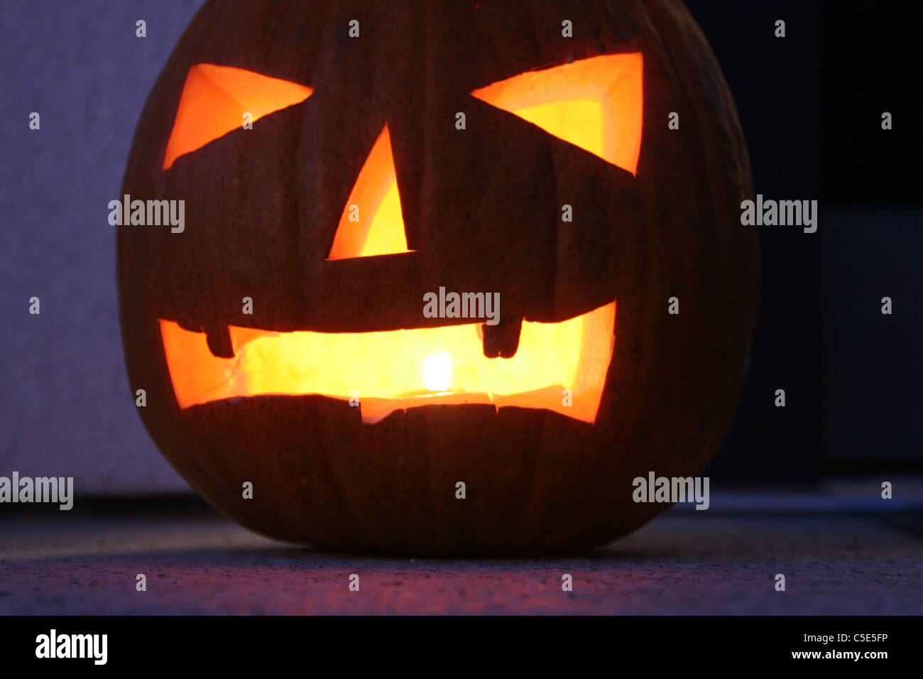 Incandescente Zucca di Halloween Foto Stock