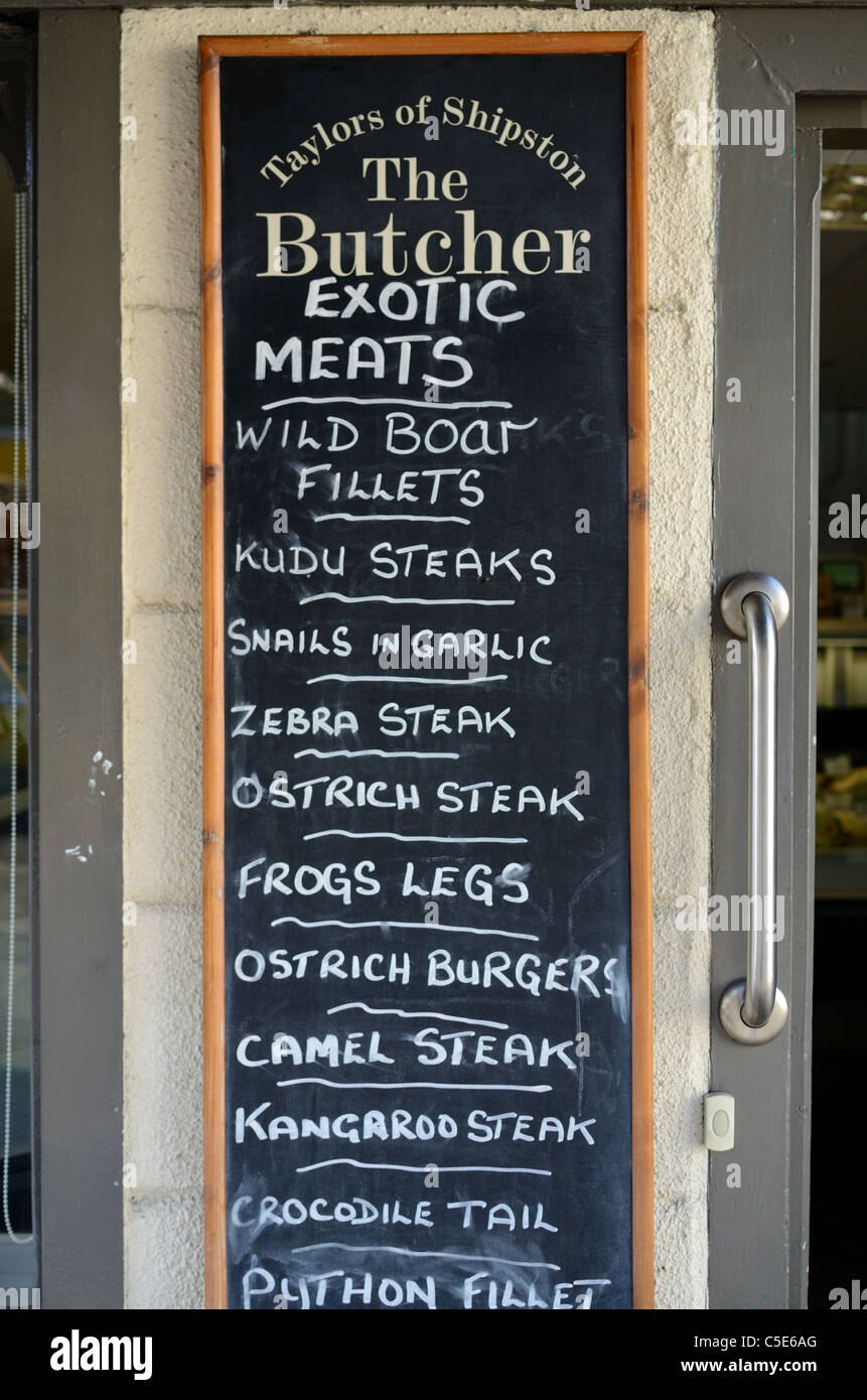 Carni esotiche Butcher Shop segno, pubblicità di carne di cinghiale, lumache in aglio & Bistecca di struzzo, Shipston on Stour, Warwickshire, Inghilterra Foto Stock