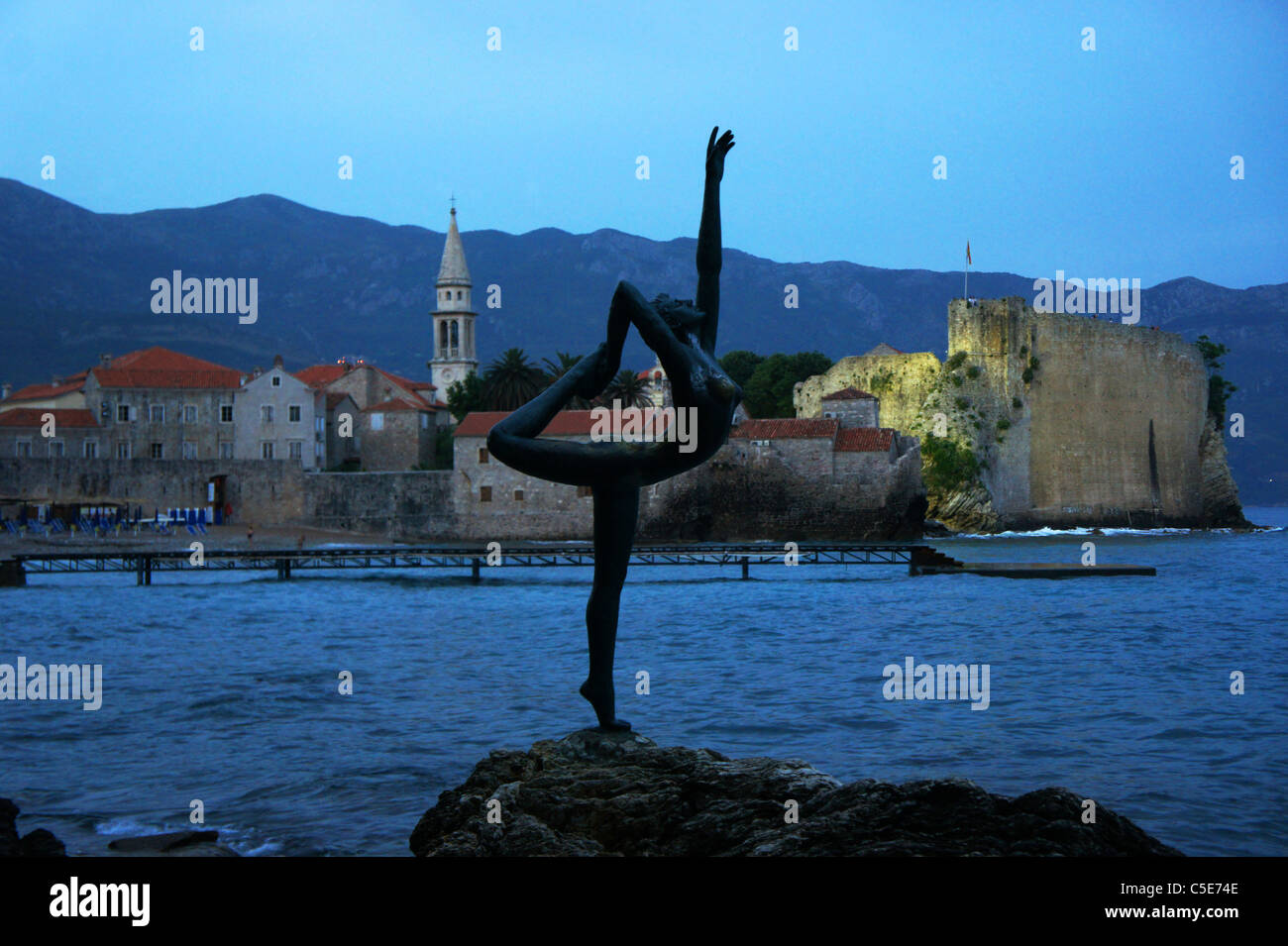 Città vecchia di Budva e Danzing ragazza statua, Montenegro, Crna Gora Foto Stock