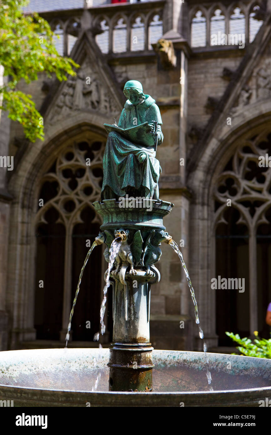 Fontana con la statua di canon iscritto, Dom Kerk giardino, Utrecht. Da JH Brom Foto Stock