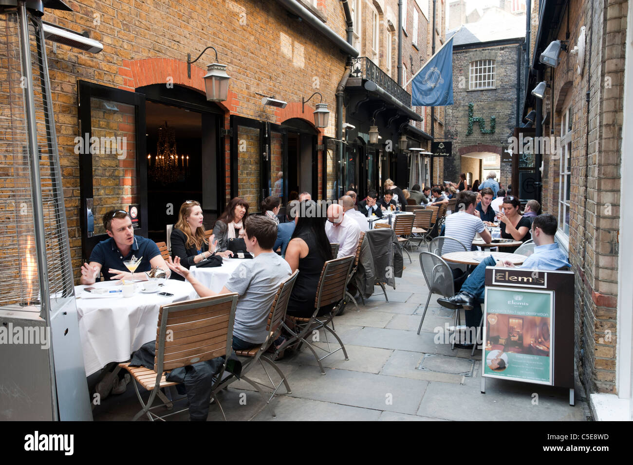 Persone mangiare al fresco in Lancashire corte, Mayfair, London, Regno Unito Foto Stock