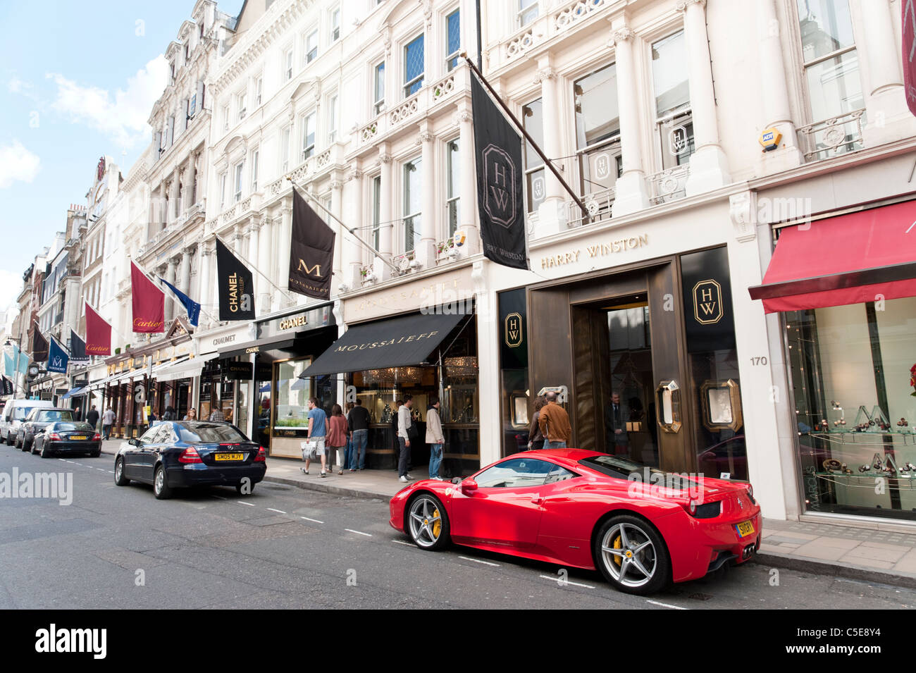 Rosso Ferrari auto parcheggiate su New Bond Street, Londra, Regno Unito Foto Stock