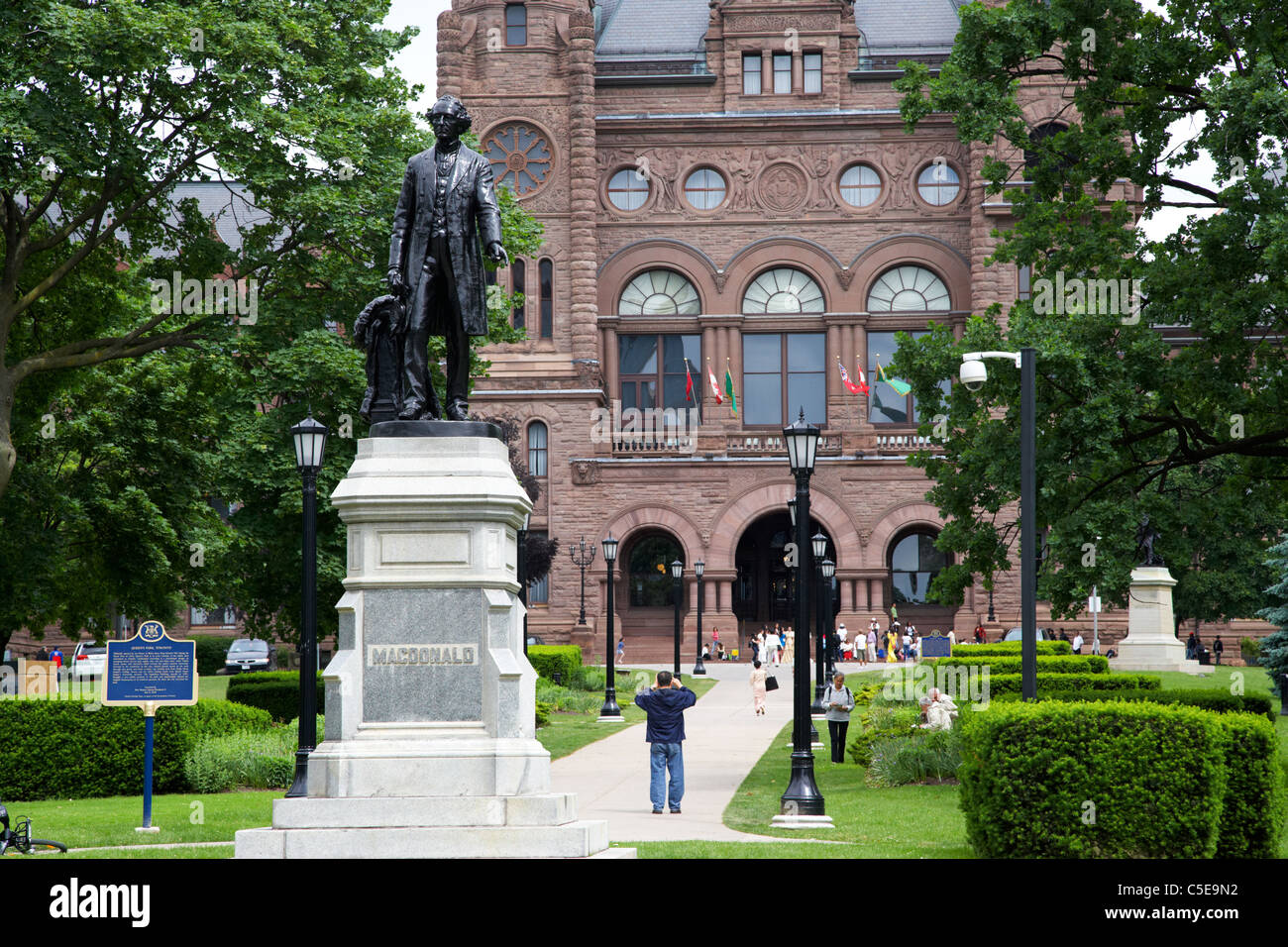 Statua di sir John Alexander macdonald primo Primo ministro del Canada in queens park nella parte anteriore del montaggio legislativo di Ontario Foto Stock