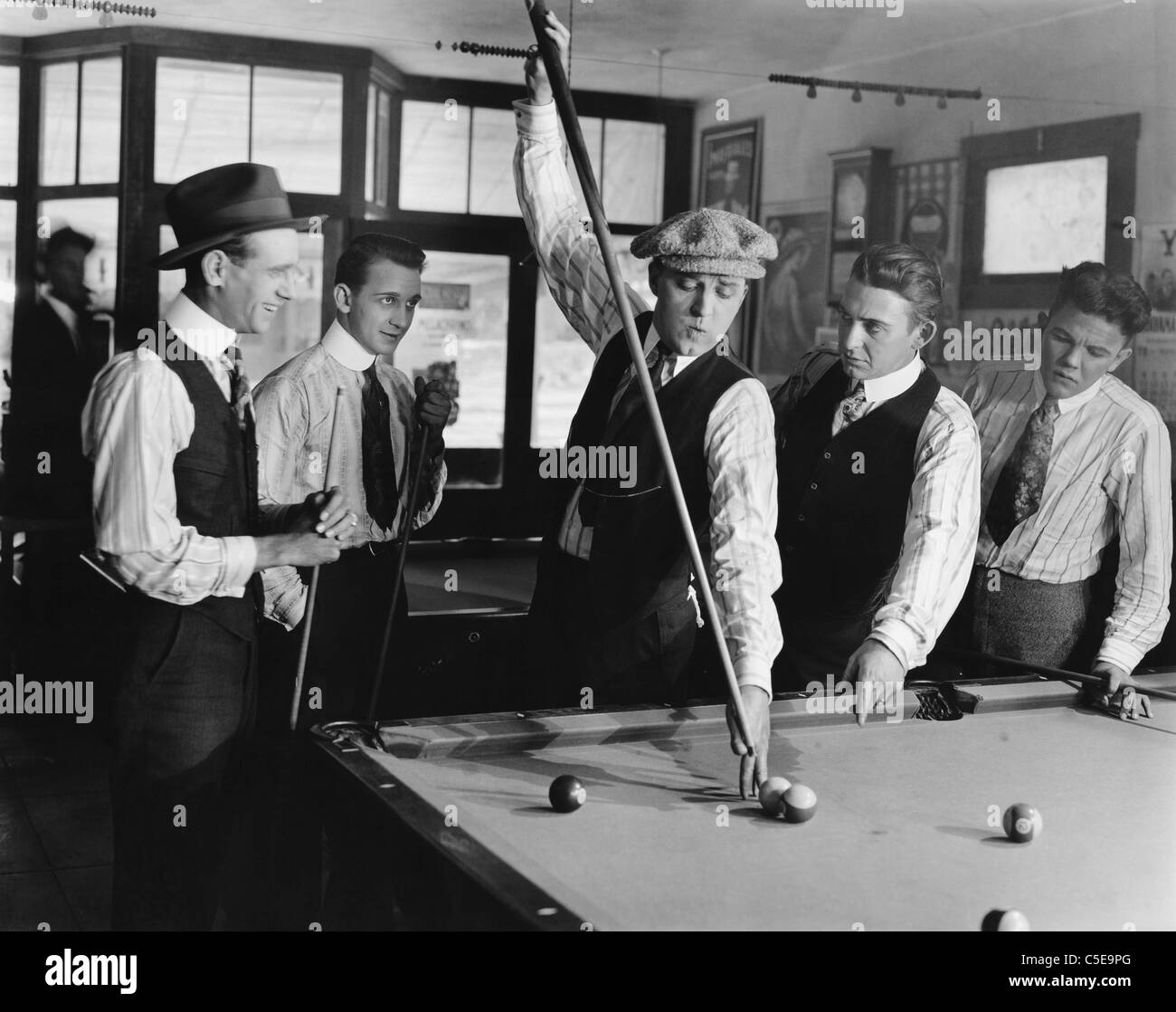 Un gruppo di uomini a giocare biliardo Foto Stock