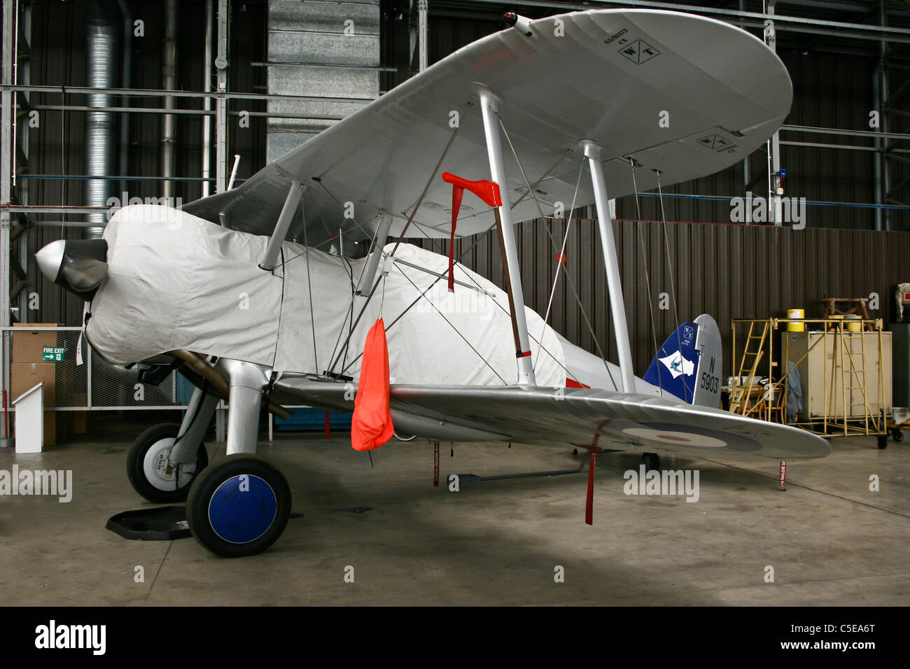 Gloster Aircraft Company Gladiator II N5903 (G-felice) apparentemente dimenticato in uno degli hangar all'IWM Duxford Foto Stock