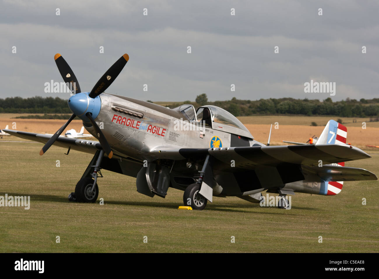 North American P-51K Mustang 44-12016 N98CF 'Fragile ma agile' sull'erba a Duxford Foto Stock