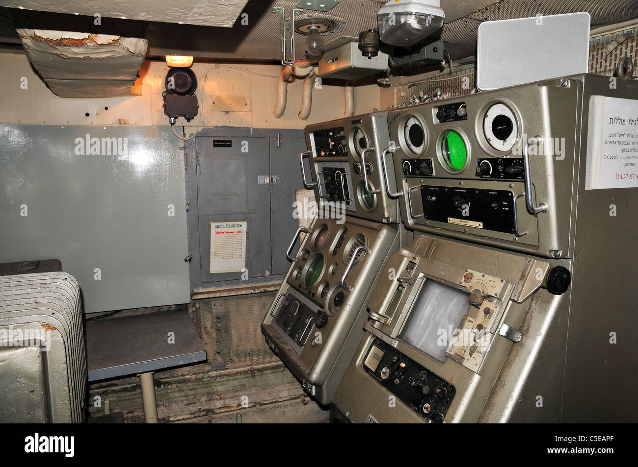 Interno della marina israeliana Missile barca INS Mivtach sottomarino Sonar le apparecchiature di rilevamento Foto Stock