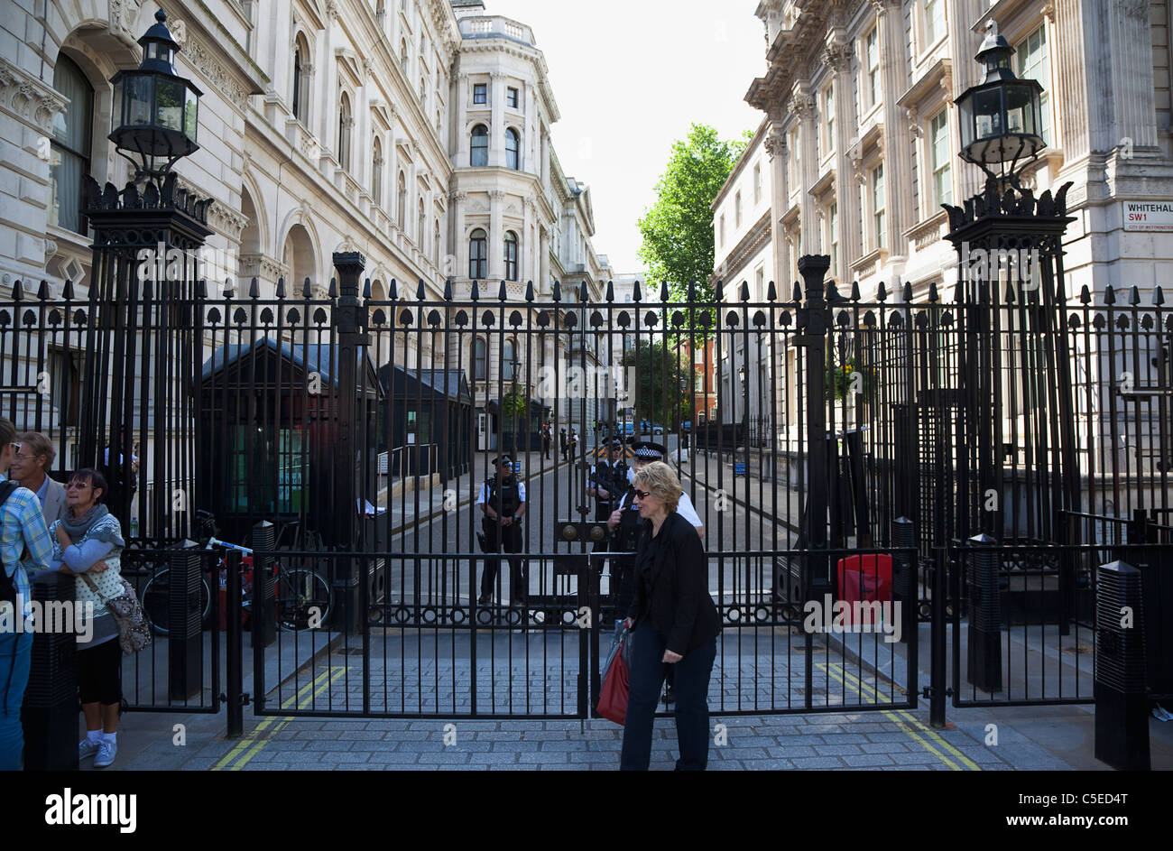 Inghilterra, London, Westminster, Whitehall, Downing Street, cancelli di sicurezza e armate guardie di polizia, Foto Stock