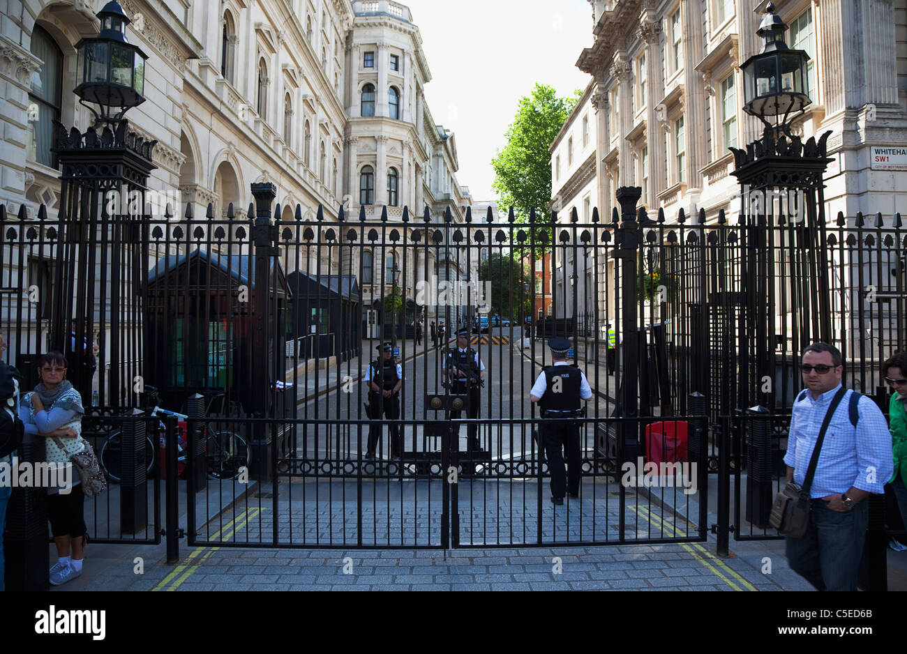 Inghilterra, London, Westminster, Whitehall, Downing Street, cancelli di sicurezza e armate guardie di polizia, Foto Stock