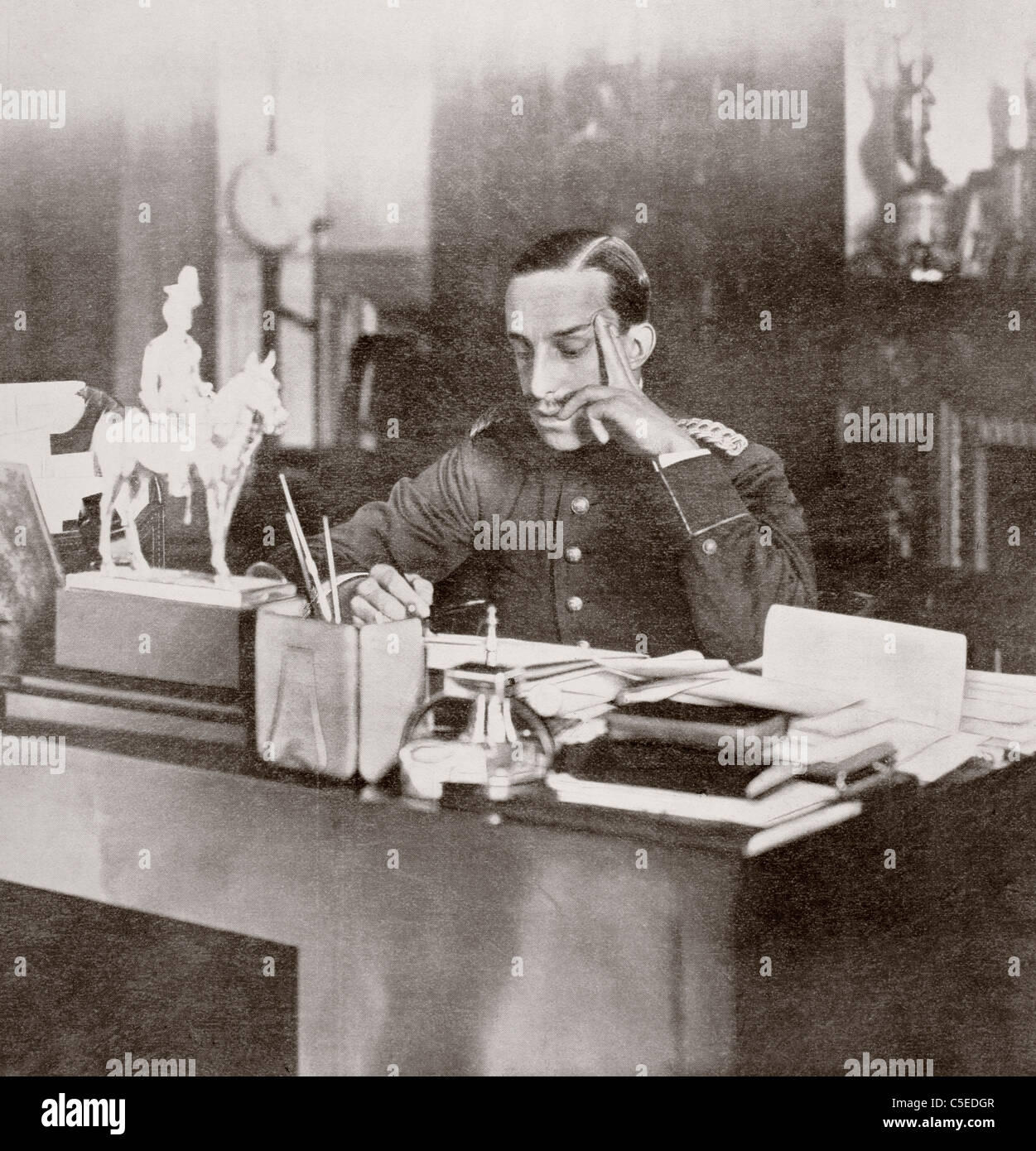 Il re Alfonso XIII di Spagna alla sua scrivania nel 1915. Foto Stock
